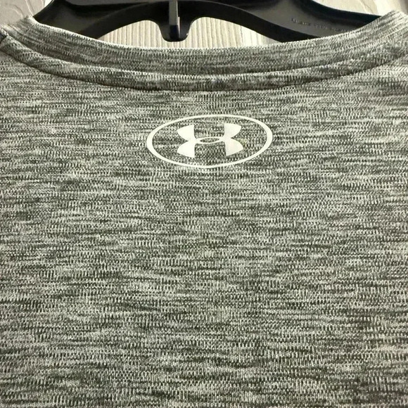 Women’s Under Armour Loose Heat gear short sleeve top in gray/black. Size XS - Picture 7 of 9
